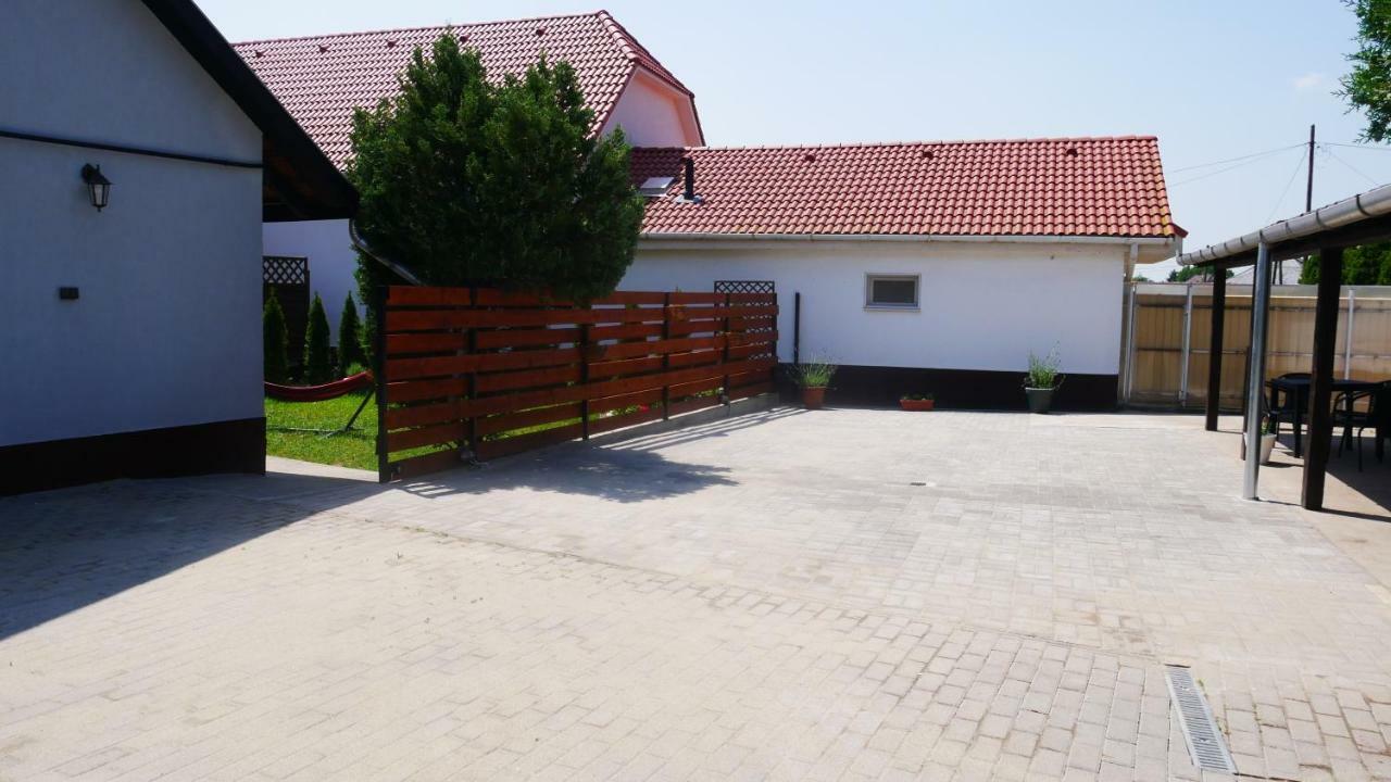 Idill Apartmanhaz B&B Tiszafüred Zewnętrze zdjęcie
